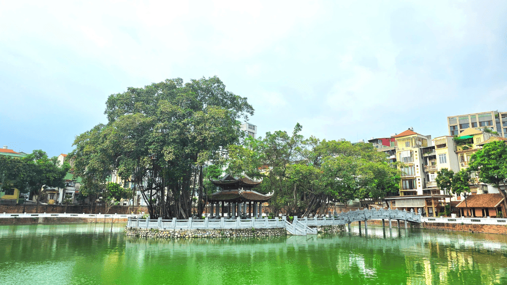 Hồ Văn nằm ngay trước cổng của khu di tích. (Nguồn: Facebook page Di tích Văn Miếu-Quốc Tử Giám)